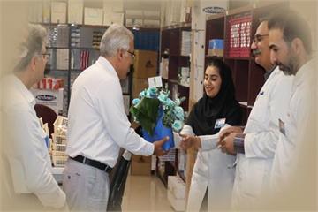 تجلیل از قهرمانان عرصه دارو, وقتی گل، نسخه قدردانی میشود؛
